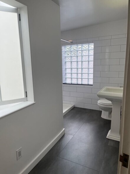 Full Bathroom - 402 Warner st