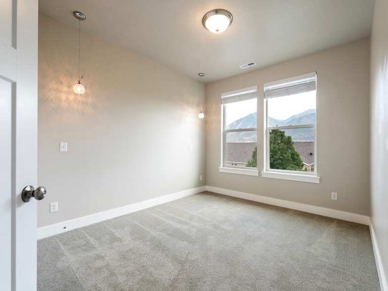 Building Photo - 2564 E High Ridge Rd
