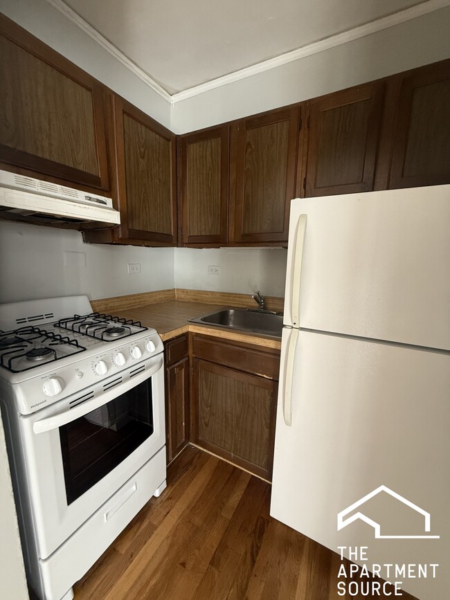 Primary Photo - 837 W Wolfram St