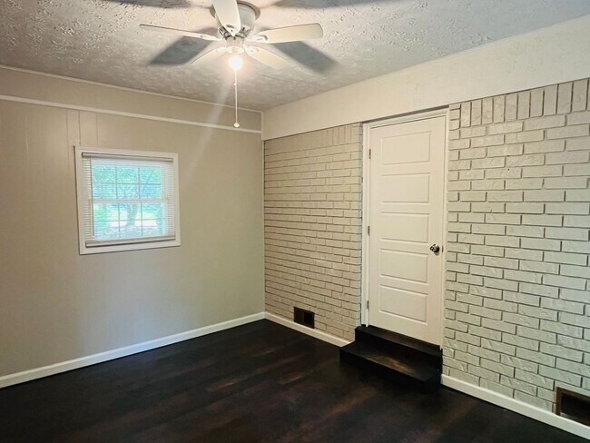 Building Photo - Cute cottage! 3 bed, 2 full bath, large bo...