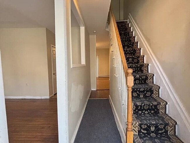 Building Photo - Spacious 4-bedroom house