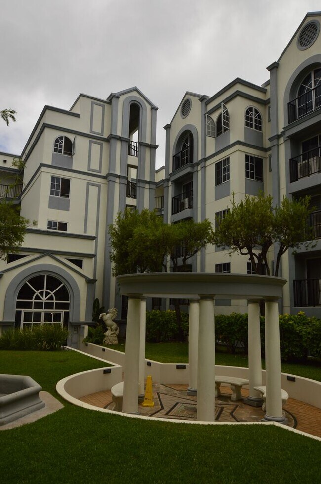 Building Photo - Fountain at Makiki - 3 bedroom, 2 bath con...