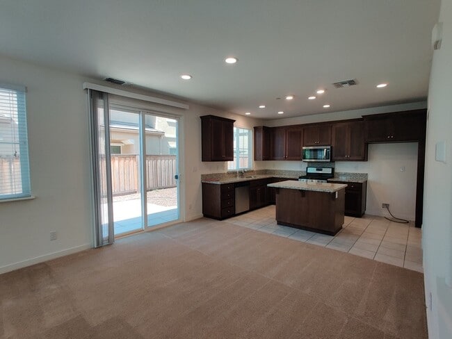 Building Photo - Beautiful 3 bedroom, 2.5 bathroom in Roseville!