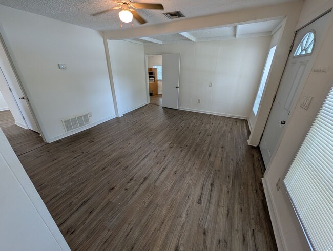 Building Photo - St. Pete 2 Bed 2 Bath For Rent