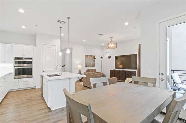 Building Photo - 660 Daniel Freeman Cir