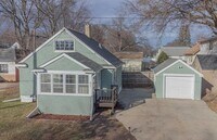 Building Photo - 2 bed, 1 bath Single Family Home Near Downtown!