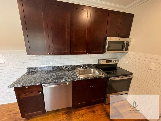 Building Photo - 845 W Agatite Ave