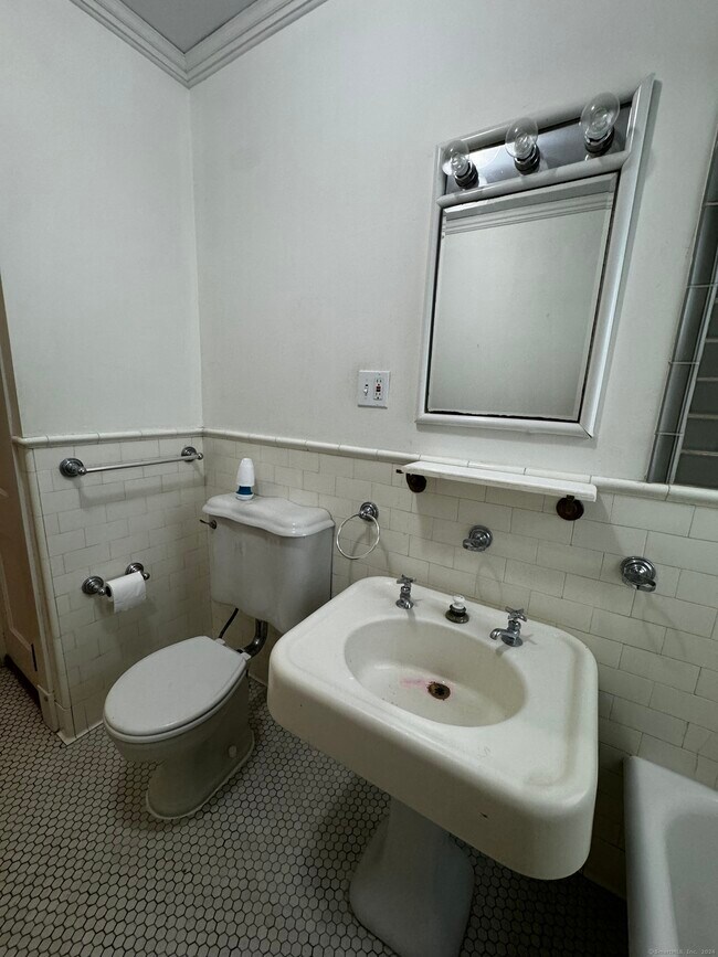 Building Photo - 809 Whitney Ave