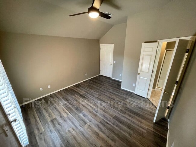 Building Photo - 400 N Willowood Dr