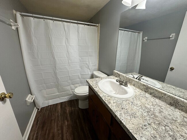 Building Photo - Downstairs unit near TMH w/ NO CARPET!!!
