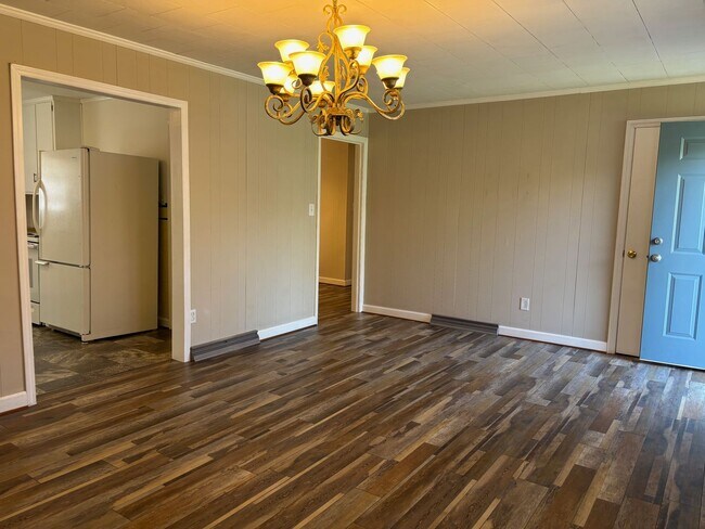 Building Photo - 3 BED, 1 BATH BRICK HOME