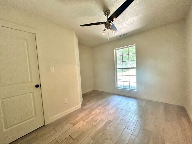 Building Photo - Updated 3 Bed / 2 Bath home with Single Car Garage in Farmington