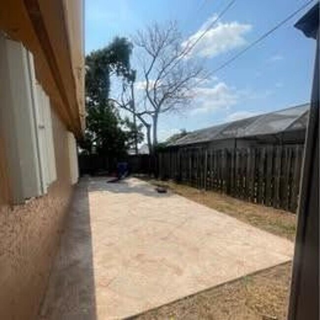 Building Photo - 12030 NW 29th Manor