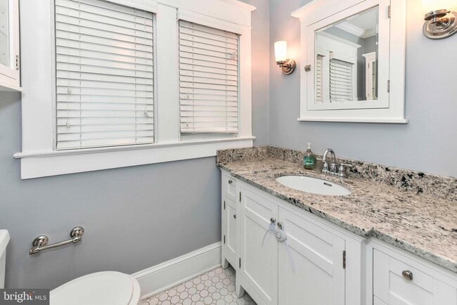 Building Photo - 209 W Myrtle St