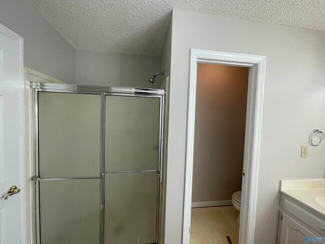 Building Photo - 100 Medicine Bend Ct