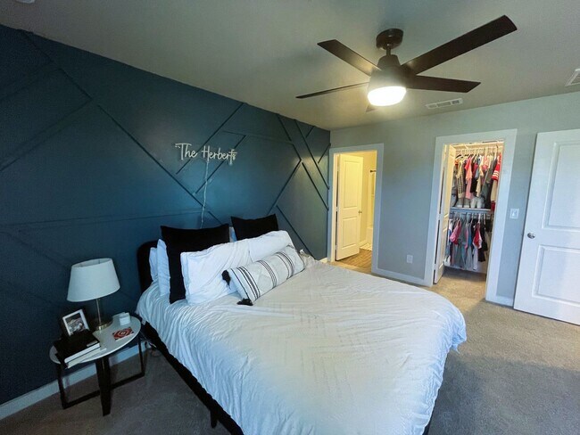 Building Photo - Stunning Two Bedroom Home In Bell Farms!