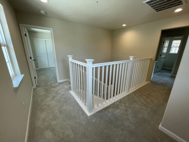 Building Photo - Newer Florsheim Home