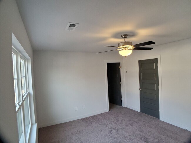 Building Photo - Townhome in Chester - Prime Location!
