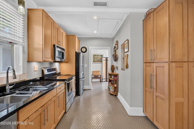 Building Photo - 1555 Belmonte Ave
