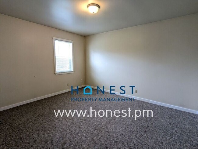 Building Photo - 95 Main St