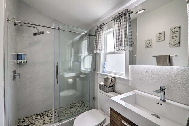 Building Photo - 893 Olivina Ave