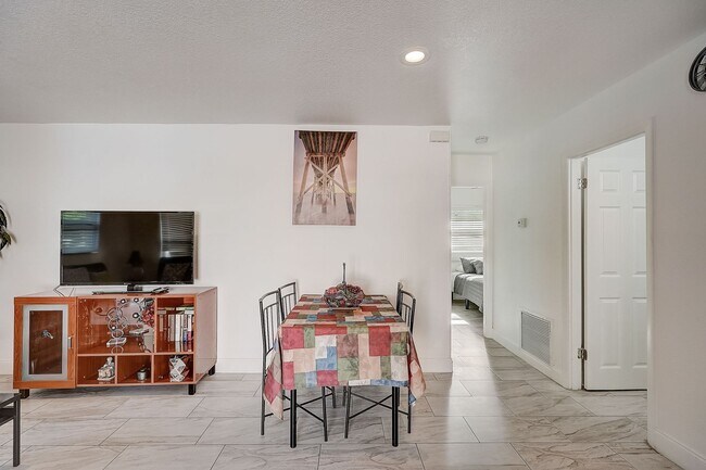 Building Photo - 628-628 S Osprey Ave