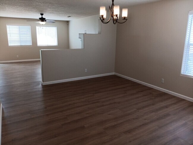 Building Photo - Stunning 4-bedroom, 2.5-bathroom home in R...