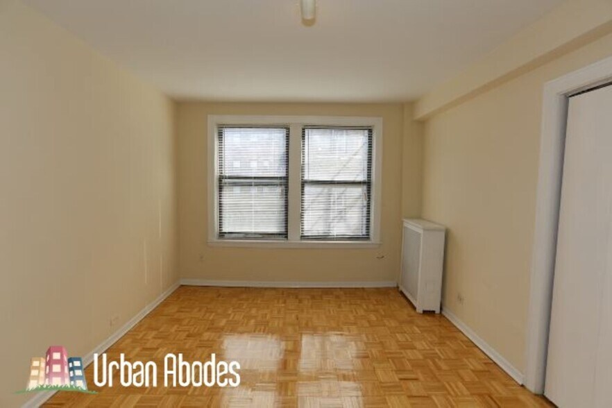 Building Photo - 727 W Belmont Ave