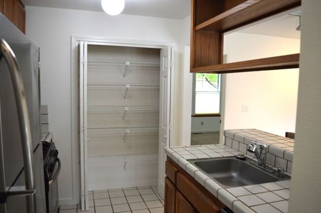Building Photo - Charming Single-Level Condo in Mill Valley...