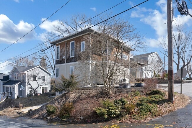 Building Photo - Stunning 4 Bed 2.5 Bath Steps from Willards Beach UNFURNISHED