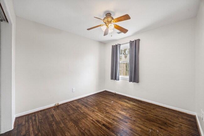 Building Photo - 512 Wakefield Dr