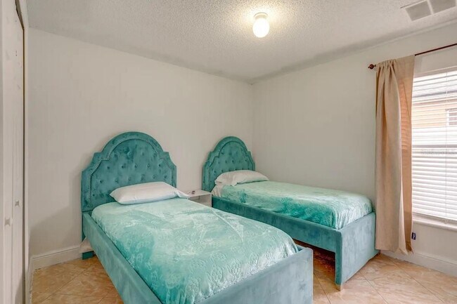 Building Photo - 739 Delancey Dr