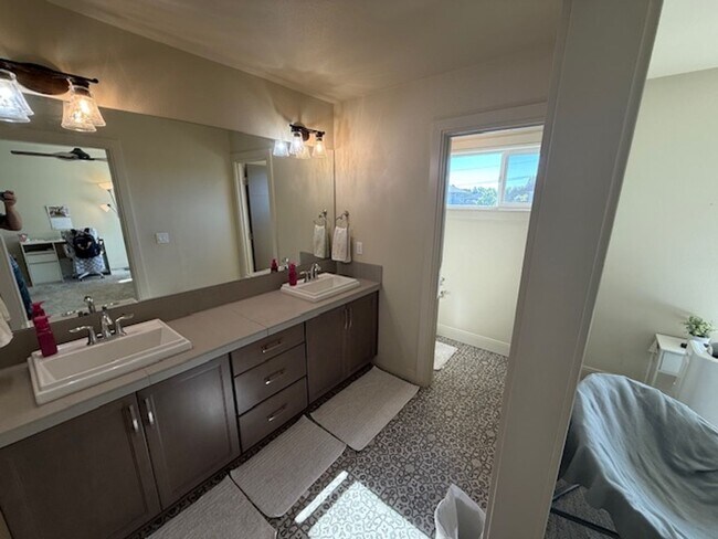 Building Photo - Available August 5, 3 bed 2.5 bath