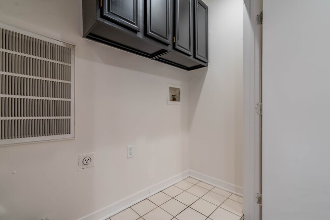 Building Photo - W 14th St Duplex