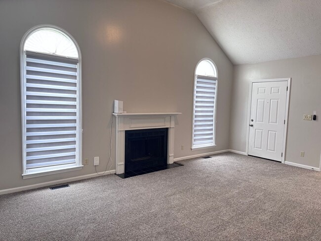 Building Photo - Super convenient location! Quick access to I-24 Exit 11!