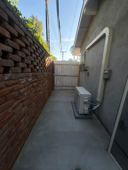 Building Photo - 2038 Bronson Way