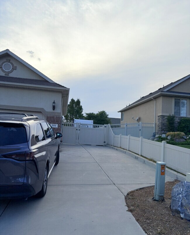 Building Photo - 351 N 1480 E