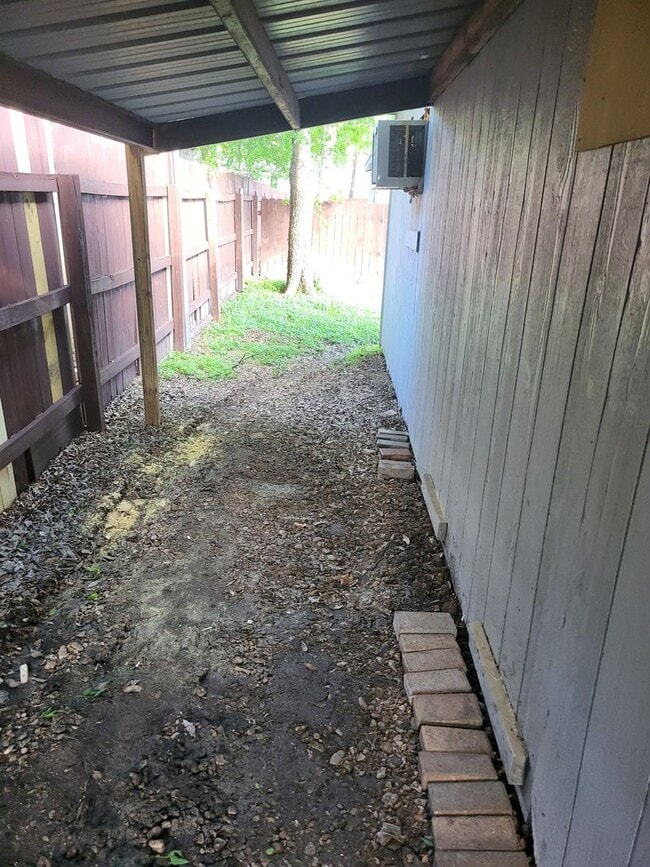 Building Photo - Garage Apartment