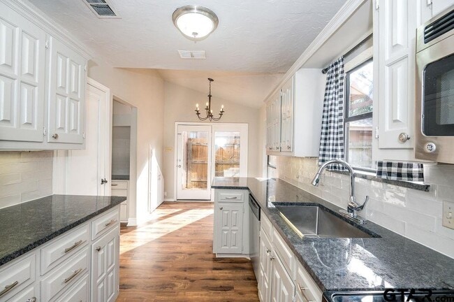 Building Photo - 5827 Hollytree Dr