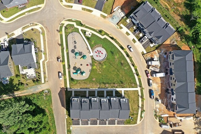 Building Photo - Dog-Friendly Townhouse Just South of Downt...