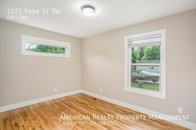 Building Photo - 1021 Park St SW