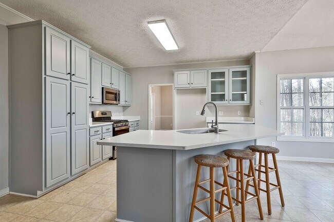 Building Photo - 4 Bed 2.5 bath in Fayette close to Everything!