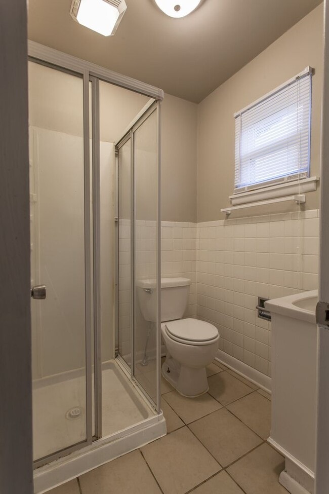 Building Photo - Gorgeous 3 Bedroom Home located near the new HYVEE!