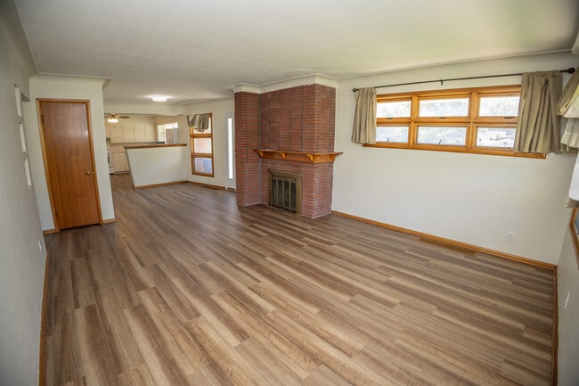 Building Photo - 2401 Willow Dr