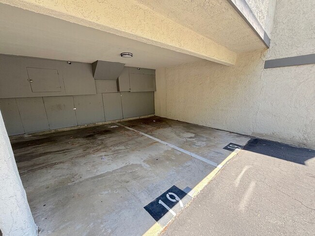 Building Photo - Clean 2 bedroom condo located near downtown Fullerton