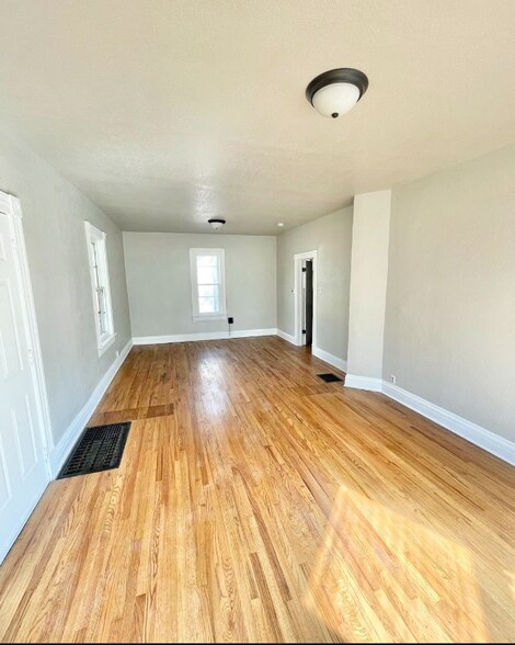 Building Photo - 521 Veta Ave