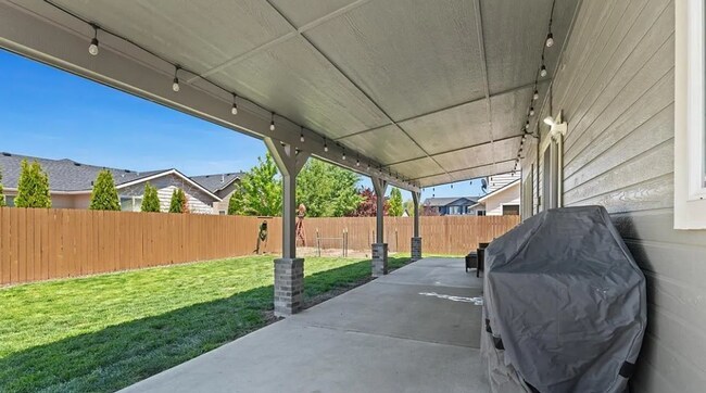 Building Photo - This home has it all!