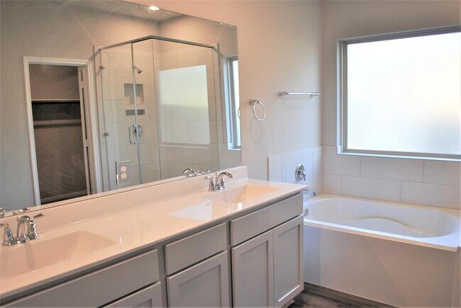 Building Photo - 14131 Lake Lodge Dr