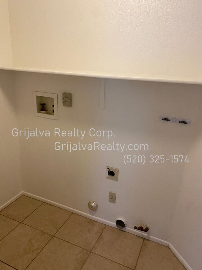 Building Photo - 3 Bed, 2 Bath House for Rent in Rita Ranch...