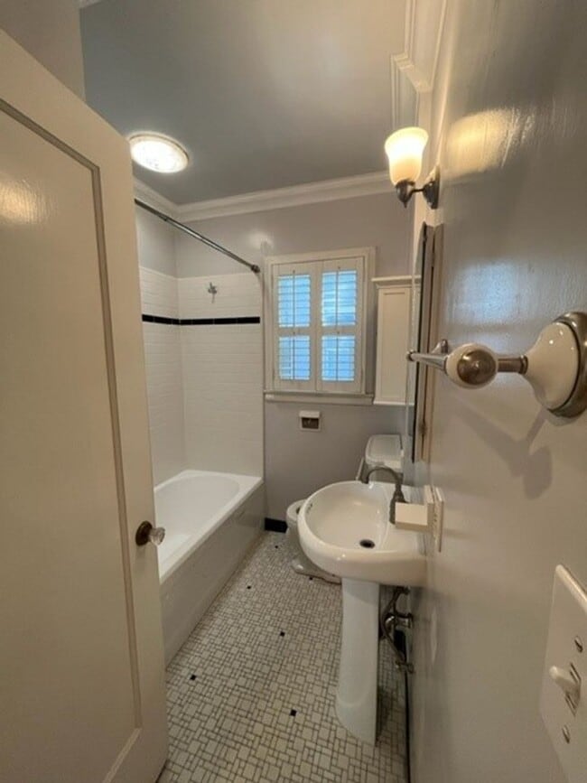 Building Photo - Beautiful 2bed 1bath home in East Sac- Min...